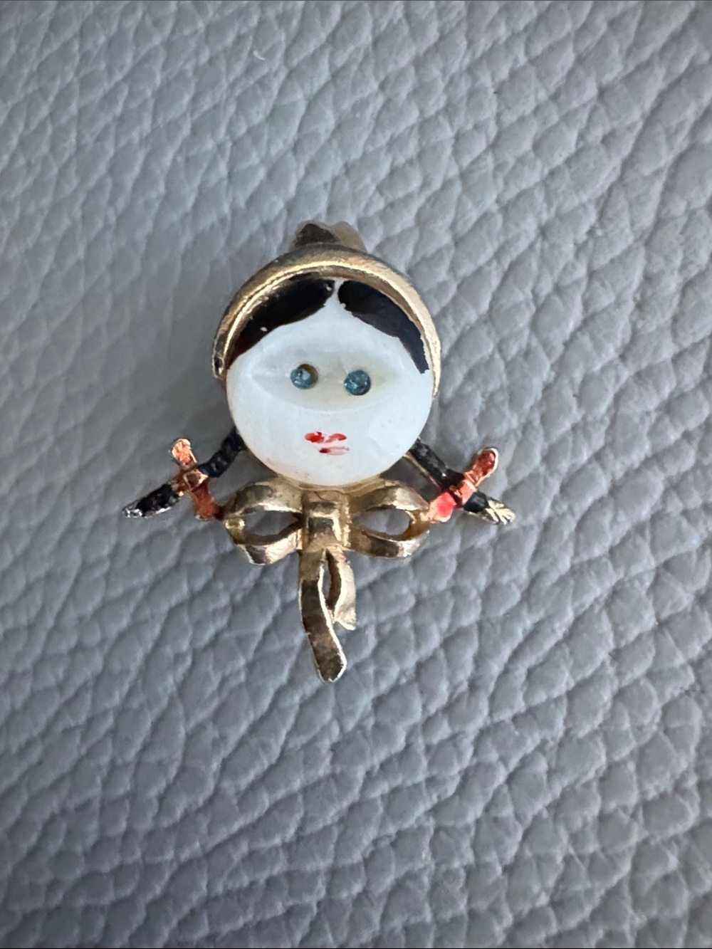 VINTAGE 1949 BUTTON FACE GIRL BLUE EYES BRAIDS HAT GOLD TONE BROOCH PIN WHIMSY